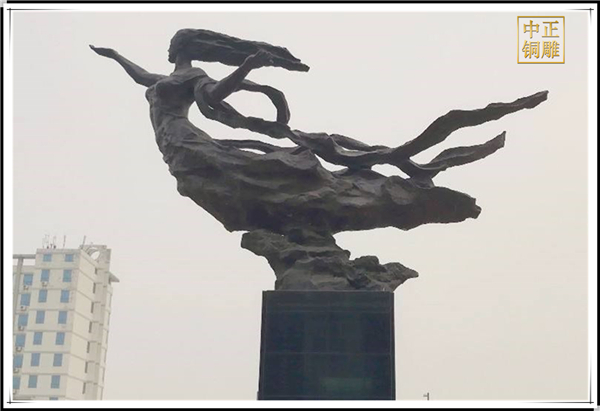 廣場女娲雕塑.jpg