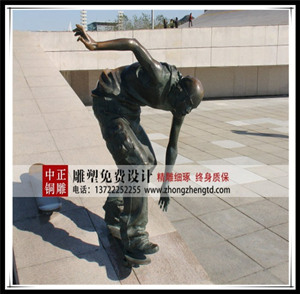 滑闆少年雕塑