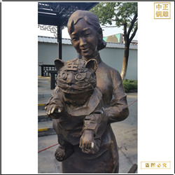 婦女抱孩子人物(wù)雕塑鑄造