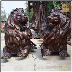 一(yī)對爬行大(dà)型銅獅子銅雕塑