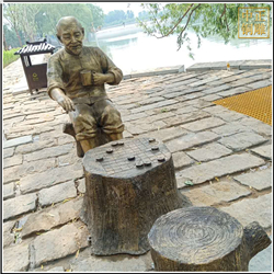 廣場下(xià)象棋銅像