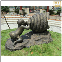 小(xiǎo)區門口小(xiǎo)孩吹海螺銅雕塑