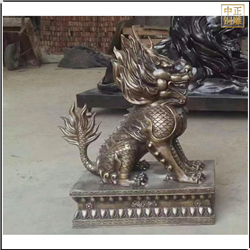 小(xiǎo)型帶底座銅麒麟雕塑