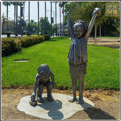 公園玩耍人物(wù)銅雕塑