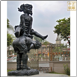 兩個小(xiǎo)孩玩耍銅雕塑