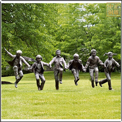 小(xiǎo)孩草坪奔跑玩耍銅雕塑