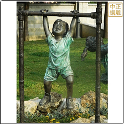 小(xiǎo)孩玩單杠景觀雕塑