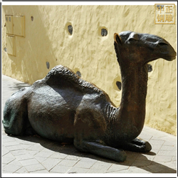 窩着的駱駝銅雕塑
